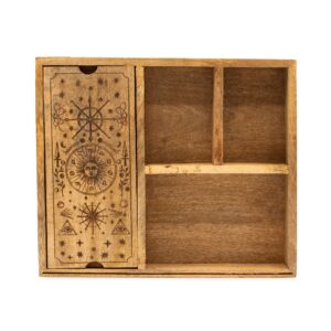 Caja de madera de mango con cuatro compartimentos y tapa corredera grabada con un sol, estrellas y una rosa de los vientos