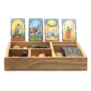 Caja de madera de mango con cuatro compartimentos y tapa corredera grabada con un sol, estrellas y una rosa de los vientos