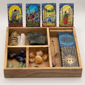 Caja de madera de mango con cuatro compartimentos y tapa corredera grabada con un sol, estrellas y una rosa de los vientos