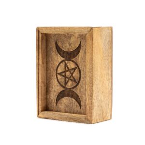 Caja pequeña de madera de mango para tarot con la triple luna y el pentáculo grabados en la tapa