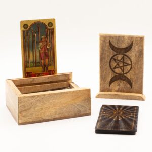 Caja pequeña de madera de mango para tarot con la triple luna y el pentáculo grabados en la tapa