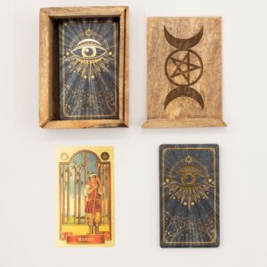 Caja pequeña de madera de mango para tarot con la triple luna y el pentáculo grabados en la tapa