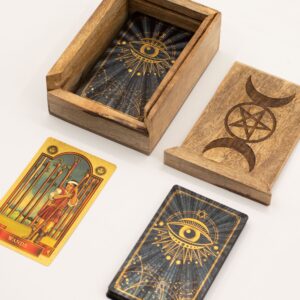 Caja pequeña de madera de mango para tarot con la triple luna y el pentáculo grabados en la tapa