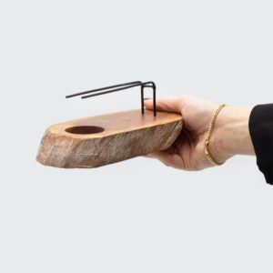 Calentador de palo santo de madera con los costados en blanco envejecido y soporte metálico negro