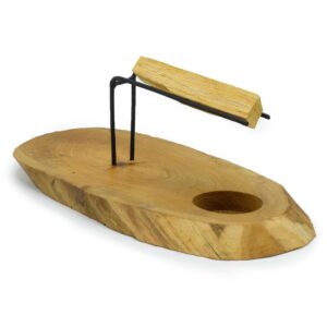 Calentador de palo santo de madera de suar con un palito apoyado en el soporte metálico sobre el hueco de la vela