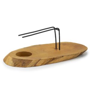 Calentador de palo santo de madera de suar con un palito apoyado en el soporte metálico sobre el hueco de la vela