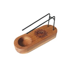Calentador de palo santo de madera de teca con el yin y el yang grabado dentro de una flor, hueco para vela de té y soporte metálico negro