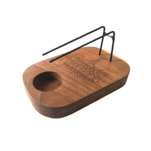 Calentador de palo santo de madera de teca con un árbol de la vida grabado, hueco para vela de té y soporte metálico negro