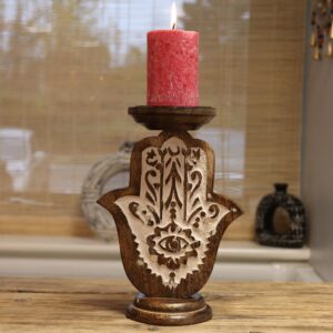 Candelabro grande de madera de mango con mano de Fátima tallada, ojo en la palma y relieve en blanco