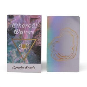 Caja del mazo de cartas oráculo Aguas Etéreas con un triángulo dorado y un ojo sobre un mar de tonos rosa y turquesa