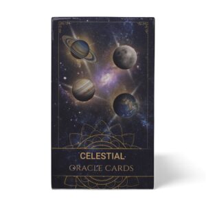 Caja del mazo de cartas oráculo celestes con Saturno y otros planetas sobre un cielo azul noche