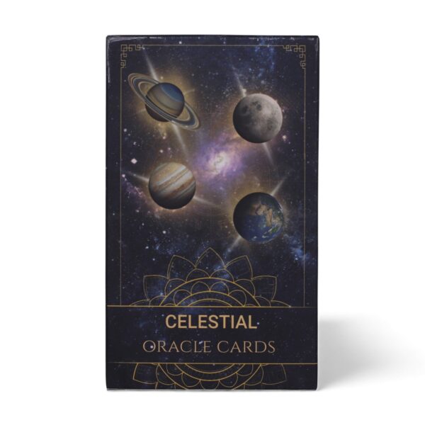 Caja del mazo de cartas oráculo celestes con Saturno y otros planetas sobre un cielo azul noche