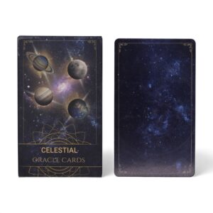 Caja del mazo de cartas oráculo celestes con Saturno y otros planetas sobre un cielo azul noche