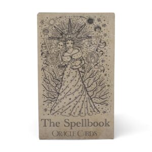 Caja del mazo de cartas oráculo con una figura coronada dibujada en tinta sobre fondo pergamino