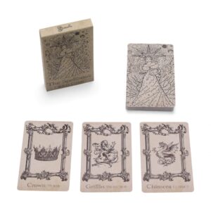 Caja del mazo de cartas oráculo con una figura coronada dibujada en tinta sobre fondo pergamino
