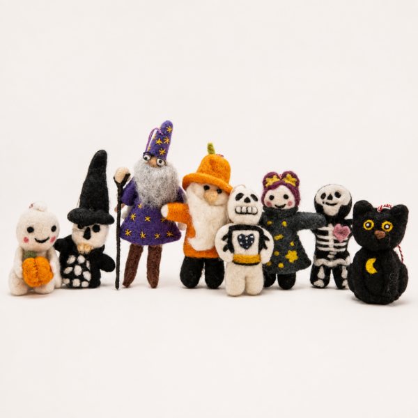 Ocho charms de fieltro: brujas, mago, esqueletos, fantasmita con calabaza y gato negro con luna