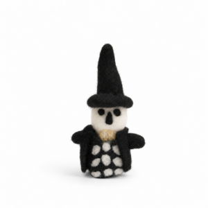 Ocho charms de fieltro: brujas, mago, esqueletos, fantasmita con calabaza y gato negro con luna