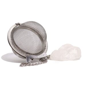 Colador de té de bola de acero inoxidable con un trozo de cristal de roca en bruto colgado de su cadenita