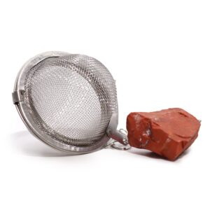 Colador de té de bola de acero inoxidable con un trozo de jaspe rojo en bruto al final de la cadena
