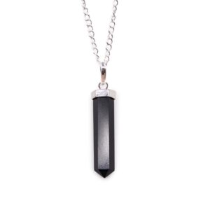 Colgante de ágata negra en forma de punta clásica con casquillo y cadena con baño de plata