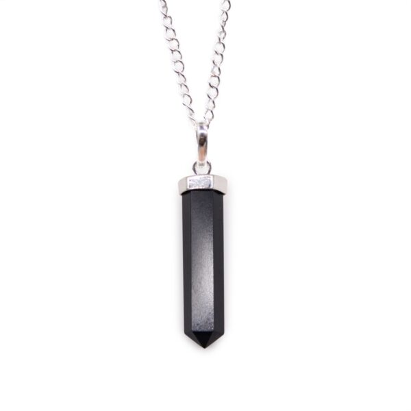 Colgante de ágata negra en forma de punta clásica con casquillo y cadena con baño de plata