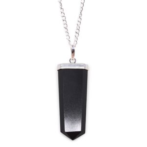 Colgante plano de ágata negra en forma de lápiz con casquillo y cadena con baño de plata