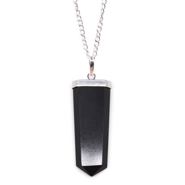 Colgante plano de ágata negra en forma de lápiz con casquillo y cadena con baño de plata