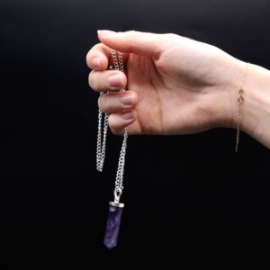 Colgante de amatista tallada en punta clásica con casquillo y cadena con baño de plata