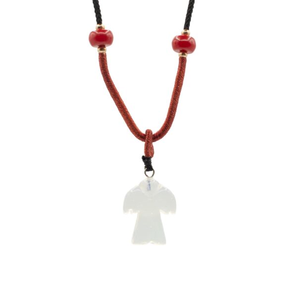 Colgante de ángel de opalita blanca lechosa en cordón rojo y negro con dos cuentas rojas