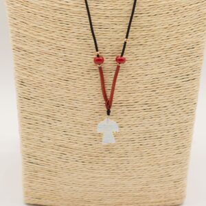 Colgante de ángel de opalita blanca lechosa en cordón rojo y negro con dos cuentas rojas