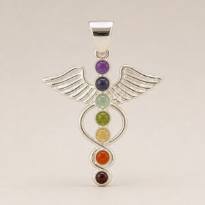 Colgante de ángel con alas plateadas y siete cabujones de colores en columna, del morado al rojo