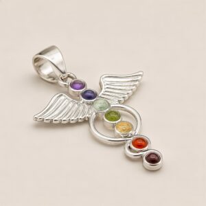 Colgante de ángel con alas plateadas y siete cabujones de colores en columna, del morado al rojo