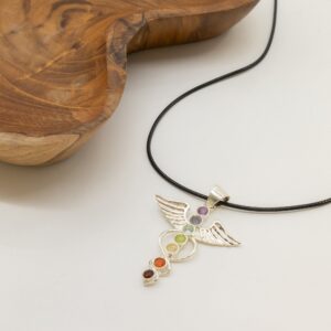 Colgante de ángel con alas plateadas y siete cabujones de colores en columna, del morado al rojo