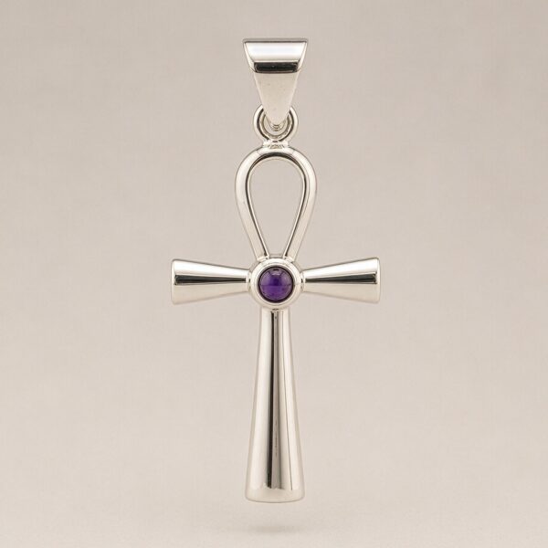 Colgante ankh plateado con un pequeño cabujón morado en el cruce de los brazos