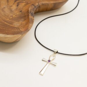 Colgante ankh plateado con un pequeño cabujón morado en el cruce de los brazos