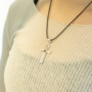 Colgante ankh plateado con un pequeño cabujón morado en el cruce de los brazos