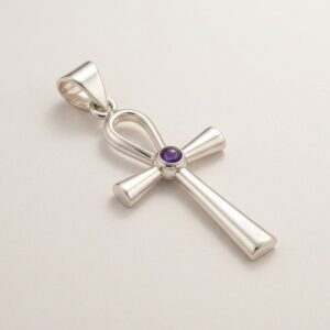 Colgante ankh plateado con un pequeño cabujón morado en el cruce de los brazos