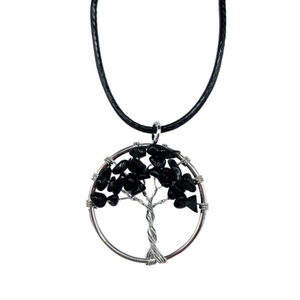 Colgante árbol de la vida de alambre plateado con lascas de ágata negra y cordón negro