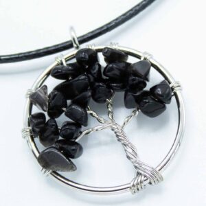 Colgante árbol de la vida de alambre plateado con lascas de ágata negra y cordón negro