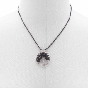 Colgante árbol de la vida de alambre plateado con lascas de ágata negra y cordón negro
