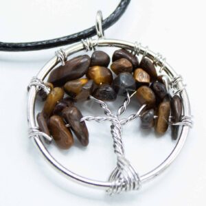 Colgante árbol de la vida de alambre plateado con lascas de ojo de tigre y cordón negro
