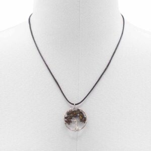 Colgante árbol de la vida de alambre plateado con lascas de ojo de tigre y cordón negro