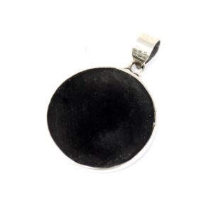 Colgante redondo de plata con árbol de la vida calado sobre fondo de abalón azul y verde