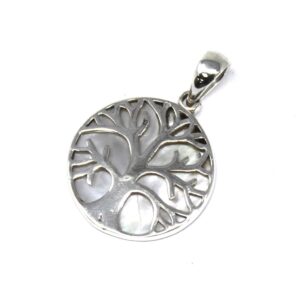 Colgante redondo de plata con árbol de la vida calado sobre fondo de nácar blanco