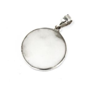 Colgante redondo de plata con árbol de la vida calado sobre fondo de nácar blanco