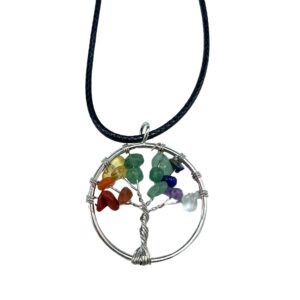 Colgante árbol de la vida de alambre plateado con lascas de piedras de los colores de los chakras y cordón negro