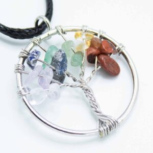 Colgante árbol de la vida de alambre plateado con lascas de piedras de los colores de los chakras y cordón negro