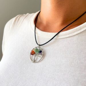 Colgante árbol de la vida de alambre plateado con lascas de piedras de los colores de los chakras y cordón negro