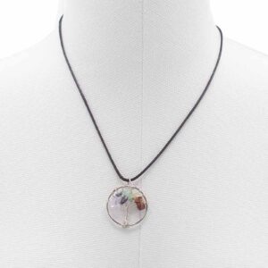 Colgante árbol de la vida de alambre plateado con lascas de piedras de los colores de los chakras y cordón negro