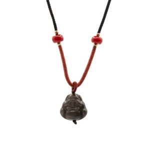 Colgante de Buda sonriente de obsidiana plateada gris oscura en cordón rojo y negro